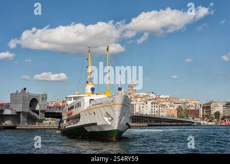 Istanbul, Türkei - 10. Oktober 2017: Sehir Hatlari Fähre 'Prof Dr. Aykut Barka' nähert sich Eminonu Pier, Küste des Karakoy District und Galata Bridge Stockfoto