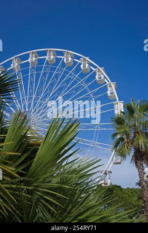 riesenrad gegen blauen Himmel in einem öffentlichen Park, Olbia, Sardinien, Italien Stockfoto