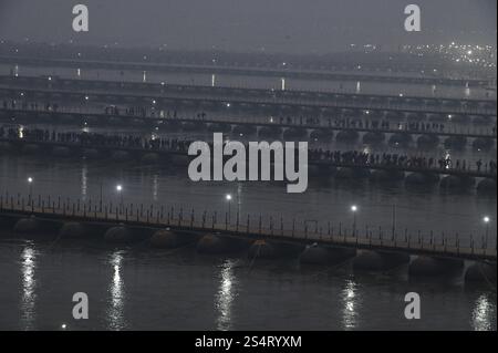 Prayagraj, Uttar Pradesh, Indien. Januar 2025. Am ersten Tag der Maha Kumbh Mela in Prayagraj, Uttar Pradesh, Indien, am 13. Januar 2025 gehen die Gläubigen auf die Pontonbrücken, an dem sie ein heiliges Bad in Sangam nehmen, wo sich die heiligen Flüsse Ganges, Yamuna und Saraswati treffen. (Kreditbild: © Kabir Jhangiani/ZUMA Press Wire) NUR REDAKTIONELLE VERWENDUNG! Nicht für kommerzielle ZWECKE! Quelle: ZUMA Press, Inc./Alamy Live News Stockfoto