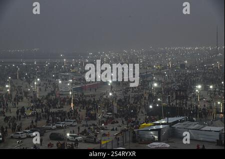 Prayagraj, Uttar Pradesh, Indien. Januar 2025. Hindugeweihte versammeln sich, um am ersten Tag der Maha Kumbh Mela in Prayagraj, Uttar Pradesh, Indien, am 13. Januar 2025 ein heiliges Bad in Sangam zu nehmen, wo die heiligen Flüsse Ganges, Yamuna und Saraswati aufeinander treffen. (Kreditbild: © Kabir Jhangiani/ZUMA Press Wire) NUR REDAKTIONELLE VERWENDUNG! Nicht für kommerzielle ZWECKE! Quelle: ZUMA Press, Inc./Alamy Live News Stockfoto