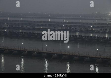Prayagraj, Uttar Pradesh, Indien. Januar 2025. Am ersten Tag der Maha Kumbh Mela in Prayagraj, Uttar Pradesh, Indien, am 13. Januar 2025 gehen die Gläubigen auf die Pontonbrücken, an dem sie ein heiliges Bad in Sangam nehmen, wo sich die heiligen Flüsse Ganges, Yamuna und Saraswati treffen. (Kreditbild: © Kabir Jhangiani/ZUMA Press Wire) NUR REDAKTIONELLE VERWENDUNG! Nicht für kommerzielle ZWECKE! Quelle: ZUMA Press, Inc./Alamy Live News Stockfoto