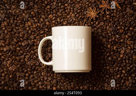 Closeup Aufnahme der weiße Tasse gegen Kaffeebohnen mit Anis Sterne Lügen wie Dampf Stockfoto