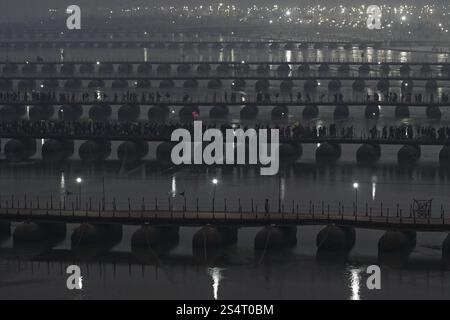 Prayagraj, Uttar Pradesh, Indien. Januar 2025. Am ersten Tag der Maha Kumbh Mela in Prayagraj, Uttar Pradesh, Indien, am 13. Januar 2025 gehen die Gläubigen auf die Pontonbrücken, an dem sie ein heiliges Bad in Sangam nehmen, wo sich die heiligen Flüsse Ganges, Yamuna und Saraswati treffen. (Kreditbild: © Kabir Jhangiani/ZUMA Press Wire) NUR REDAKTIONELLE VERWENDUNG! Nicht für kommerzielle ZWECKE! Quelle: ZUMA Press, Inc./Alamy Live News Stockfoto