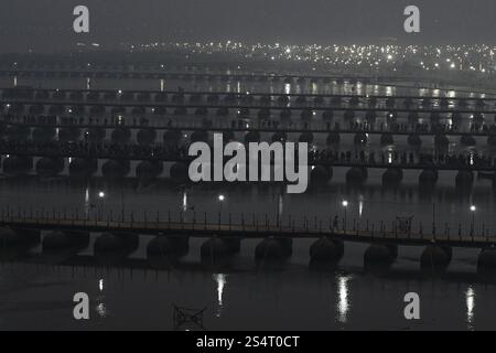 Prayagraj, Uttar Pradesh, Indien. Januar 2025. Am ersten Tag der Maha Kumbh Mela in Prayagraj, Uttar Pradesh, Indien, am 13. Januar 2025 gehen die Gläubigen auf die Pontonbrücken, an dem sie ein heiliges Bad in Sangam nehmen, wo sich die heiligen Flüsse Ganges, Yamuna und Saraswati treffen. (Kreditbild: © Kabir Jhangiani/ZUMA Press Wire) NUR REDAKTIONELLE VERWENDUNG! Nicht für kommerzielle ZWECKE! Quelle: ZUMA Press, Inc./Alamy Live News Stockfoto