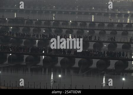 Prayagraj, Uttar Pradesh, Indien. Januar 2025. Am ersten Tag der Maha Kumbh Mela in Prayagraj, Uttar Pradesh, Indien, am 13. Januar 2025 gehen die Gläubigen auf die Pontonbrücken, an dem sie ein heiliges Bad in Sangam nehmen, wo sich die heiligen Flüsse Ganges, Yamuna und Saraswati treffen. (Kreditbild: © Kabir Jhangiani/ZUMA Press Wire) NUR REDAKTIONELLE VERWENDUNG! Nicht für kommerzielle ZWECKE! Quelle: ZUMA Press, Inc./Alamy Live News Stockfoto