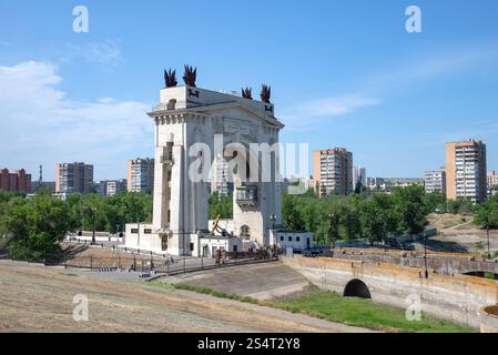 WOLGOGRAD, RUSSLAND - 15. JUNI 2023: Blick auf den Triumphbogen auf dem Wolga-Don-Kanal. Wolgograd Stockfoto