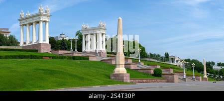 WOLGOGRAD, RUSSLAND - 15. JUNI 2023: Sommermorgen auf dem Damm Wolgograd (Panorama) Stockfoto