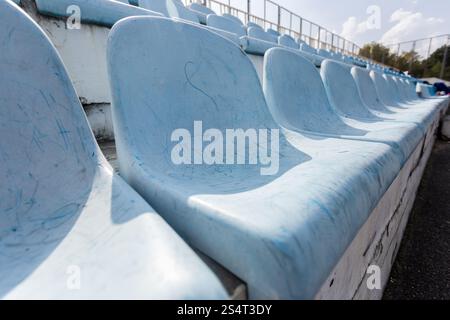Closeup Aufnahme des alten Kunststoff Sitzreihen auf leeren Stadion Stockfoto