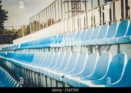 Getönten Foto von leeren Sitzreihen im alten Stadion Stockfoto