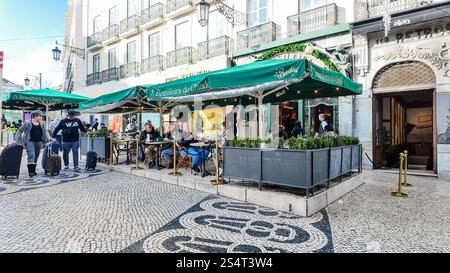 Ein Brasileira do Chiado ist eines der ältesten und emblematischsten Cafés Lissabons, das sich auf der Rua Garrett im Stadtteil Chiado in Lissabon befindet Stockfoto