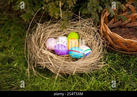 Nahaufnahme Foto von farbigen Ostereier im Korb auf Hof liegen Stockfoto