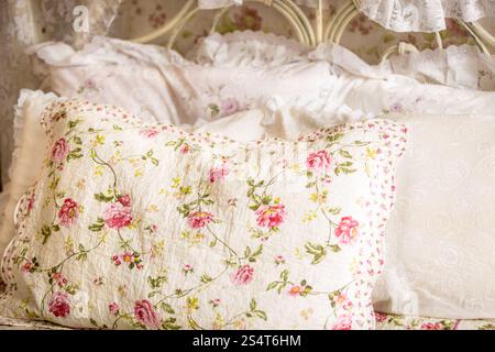 Nahaufnahme Foto Kissen mit Blumendruck auf großen Bett Stockfoto