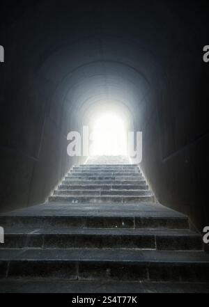 Konzeptionelle Schuss der Treppe im Tunnel mit Licht am Ende Stockfoto