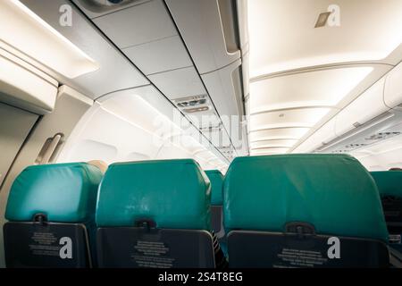 Innenraum des Flugzeugs mit Sitzreihe Stockfoto