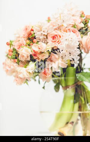 Closeup getönten Foto von kleinen rosa Blüten in Glasvase Stockfoto