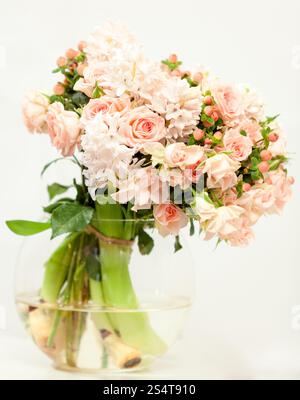 Getönten Foto schöne frische rosa Blumen in Glasvase Stockfoto