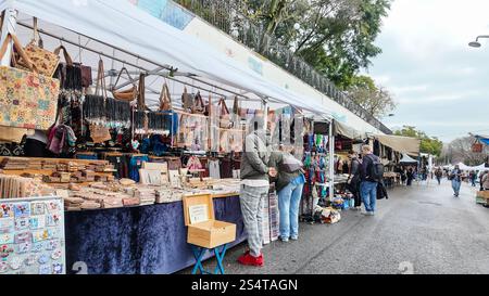 Feira da Ladra ist ein Flohmarkt in Lissabon, auf dem Antiquitäten, Vintage- oder seltene Artikel verkauft werden Stockfoto