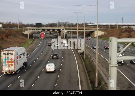 Leichter, schneller Verkehr auf der Autobahn M1 am Autobahnkreuz Luton Pepperstock Stockfoto