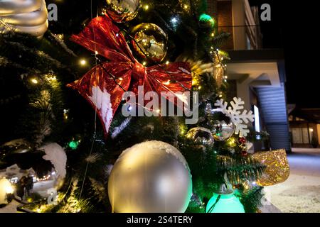 Nahaufnahme Foto nachts Weihnachtsbaum dekoriert mit Kugeln Stockfoto