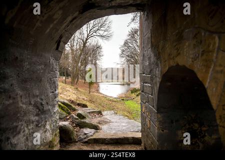 Blick durch die alten Tunnel auf See und park Stockfoto
