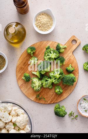 Schüssel Blumenkohl mit Brokkoli, fertig zum Rösten, mit Gemüse-Konzept kochen Stockfoto