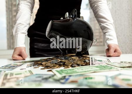 Foto von Geschäftsfrau hinter Sparschwein auf Haufen Geld Stockfoto