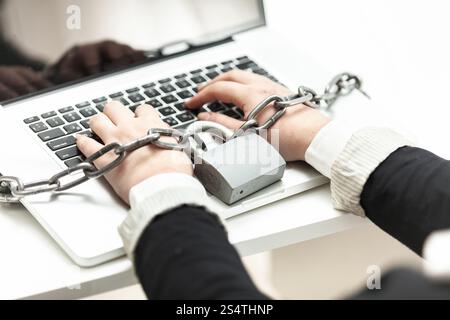 Nahaufnahme Foto Frau gesperrt in Kette Tippen auf laptop Stockfoto