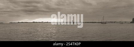 Dieses atemberaubende Panorama-Foto bei Sonnenuntergang fängt die ruhige Schönheit des Bayfront Park in Sarasota, Florida, ein, während die Sonne unter dem Horizont untergeht. Stockfoto