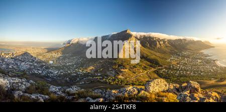 Der unglaubliche Blick von Lion's Head über den Tafelberg, Kapstadt und Camps Bay zur goldenen Stunde, Kapstadt, Südafrika. Stockfoto