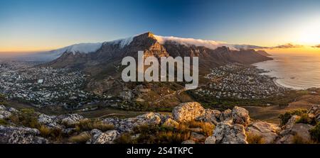 Die unglaubliche Aussicht von Lion's Head über den Tafelberg, Kapstadt und Camps Bay bei Sonnenuntergang, Kapstadt, Südafrika. Stockfoto