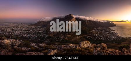 Die unglaubliche Aussicht von Lion's Head über den Tafelberg, Kapstadt und Camps Bay bei Sonnenuntergang, Kapstadt, Südafrika. Stockfoto