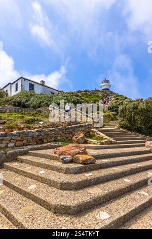 Ein Leuchtturm befindet sich auf den Klippen von Cape Point im Naturschutzgebiet Kap der Guten Hoffnung an der Südspitze der Kap-Halbinsel in Südafrika. Stockfoto
