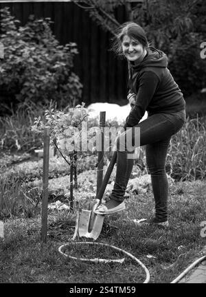 Schwarz / weiß Foto Frau arbeiten am Beet mit Schaufel Stockfoto