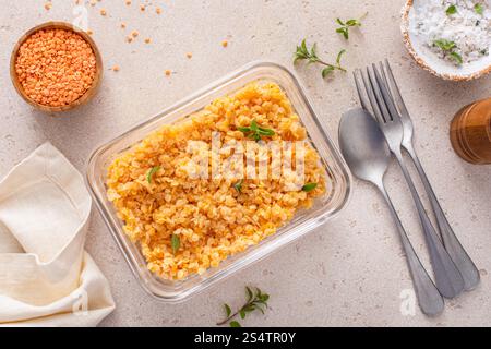 Gekochte rote Linsen in einem Glasbehälter, vegane Proteinquelle zum Verzehr oder zur Zubereitung von Mahlzeiten Stockfoto