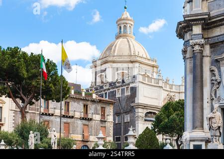 Blick auf Dom Sankt Agatha Cathedral von der Piazza del Duomo in Catania City, Sizilien, Italien Stockfoto