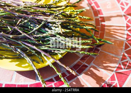 Grüner wilder Spargel auf gelbem Teller Stockfoto
