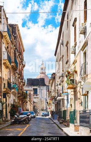 Stadtbild - Blick auf das Benediktinerkloster San Nicola l Arena und Straße (Via Gesuiti) in Catania Stadt, Sizilien, Italien Stockfoto