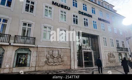 Der Eingang des MUDE (Museu do Design e da Moda) auf der Rua Augusta mit der modernen Fassade des Museums Stockfoto