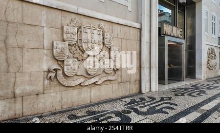 Der Eingang des MUDE (Museu do Design e da Moda) auf der Rua Augusta mit der modernen Fassade des Museums Stockfoto