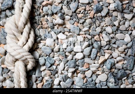 Closeup Aufnahme der marine Knoten liegen am Strand mit Kieselsteinen bedeckt Stockfoto
