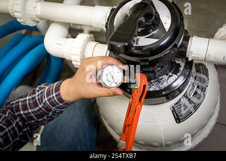 Closeup Aufnahme des Klempners Manometer auf große Hydraulikpumpe prüfen Stockfoto