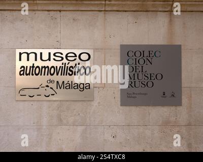 MALAGA, SPANIEN - 9. MÄRZ 2016: Schilder vor dem Motor- und Modemuseum (Museo Automovilístico y de la Moda de Málaga) in der alten Tabakfakte Stockfoto