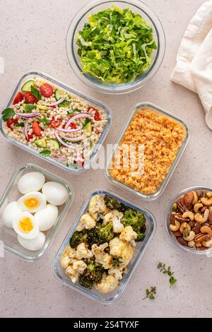 Vegetarische Mahlzeit in Behältern mit Linsen, geröstetem Gemüse, Nüssen und Perlmutt-Couscous-Salat zubereiten Stockfoto