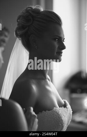 Nahaufnahme Schwarzweiß-Porträt einer jungen, schönen Braut zu Hause Stockfoto