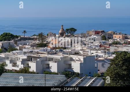 Mit Blick auf die Stadt Anacapri und die Kuppel der Kirche Santa Sofia auf der Insel Capri, Italien. Landwirtschaftliche Gewächshäuser im Vordergrund. Stockfoto