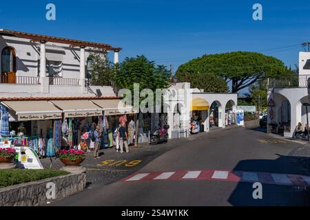 Eine Einkaufsstraße im Touristenviertel von Anacapri auf der Insel Capri, Italien. Stockfoto