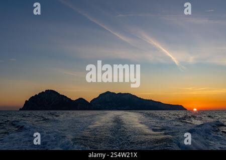 Farbenfroher Himmel über der Insel Capri bei Sonnenuntergang in der Bucht von Neapel, Italien. Stockfoto