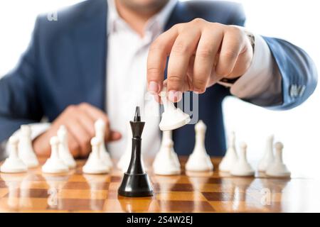 Nahaufnahme Foto des Kaufmanns Schach spielen und schlagen schwarzen König Stockfoto