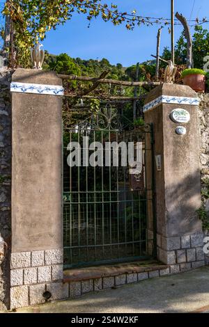 Tor zu einer privaten Residenz und Gärten im Ferienort Anacapri auf der Insel Capri, Italien. Stockfoto