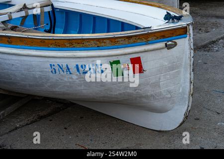 Die italienische Flagge auf einem Ruderboot, das in Marina Grande auf der Insel Capri, Italien, gezogen wurde. Stockfoto